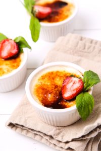 Dessert. Délicieuse crème brulée
